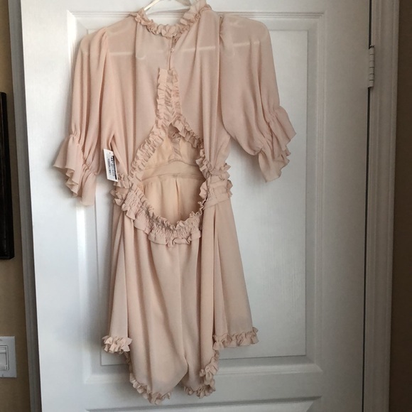 Halter Sleeve V-neck Ruffle TrimWaist Romper Color Blush Woman’s Size Med - Picture 2 of 3